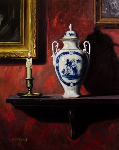 pintura al óleo de un jarrón y vela con fondo rojo y cuadros dorados.